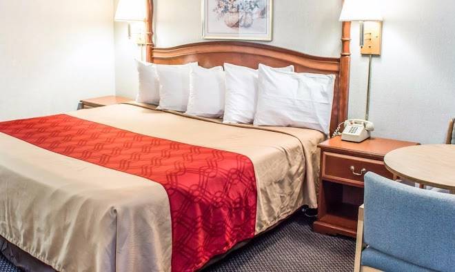 Econo lodge & suites greensboro