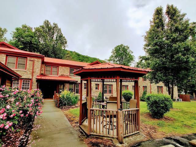 Smoky falls lodge