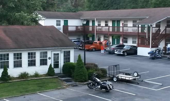 Water's edge motor court
