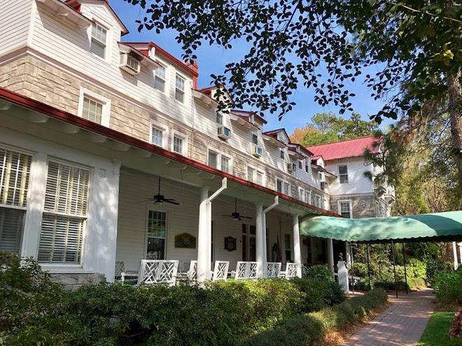 Pine crest inn