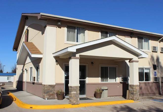 Super 8 By Wyndham Grand Forks Image