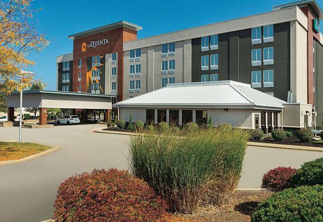 La Quinta Inn & Suites By Wyndham Cleveland Airport West Image
