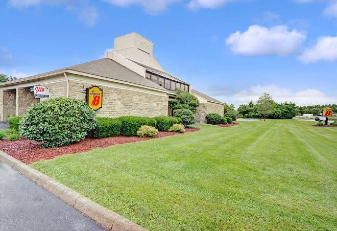 Super 8 By Wyndham Westlake Cleveland Image