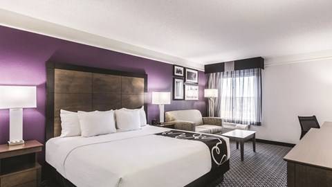 La Quinta Inn & Suites By Wyndham Cincinnati Sharonville Image