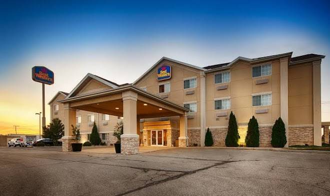 Napoleon inn & suites
