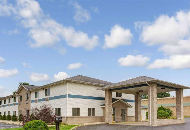 Super 8 By Wyndham Heath Newark Image