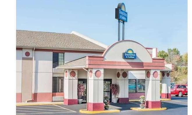 Days Inn & Suites By Wyndham Youngstown Girard Ohio Image