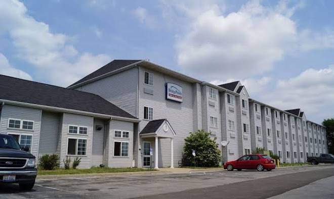 Bridgepointe Inn & Suites Image