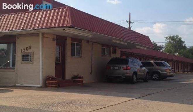 Deluxe Inn Lawton Image