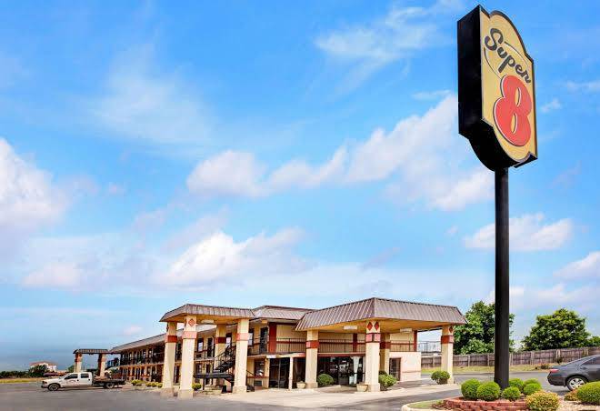 Super 8 by wyndham shawnee