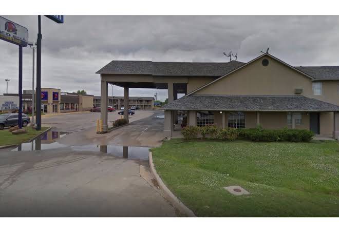 Days Inn By Wyndham Wagoner Image