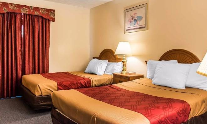 Econo Lodge Inn & Suites Near Split Rock And Harmony Lake Image
