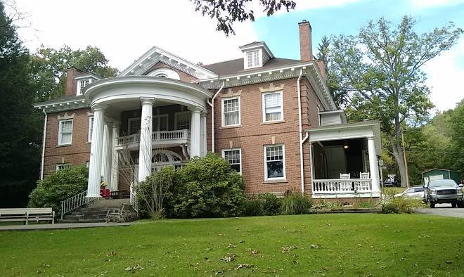 Bromley's hillhurst bed and breakfast