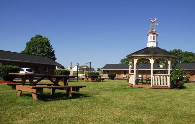 Weathervane motor court