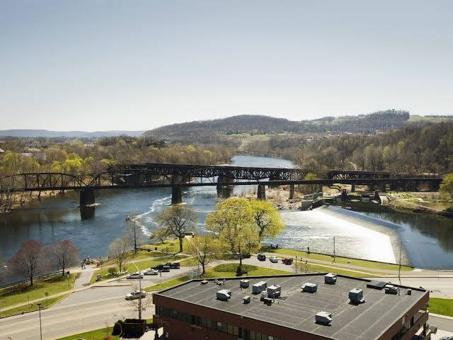 Grand Eastonian Hotel & Suites Image