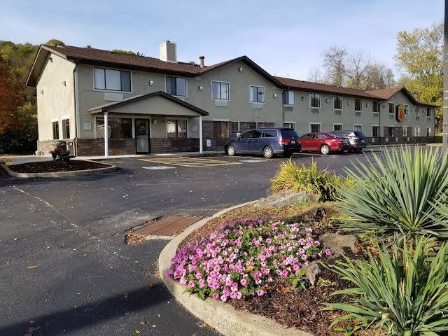 Super 8 by wyndham delmont