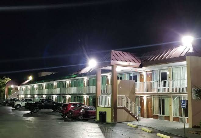 Days Inn & Suites By Wyndham Charleston Airport West Image
