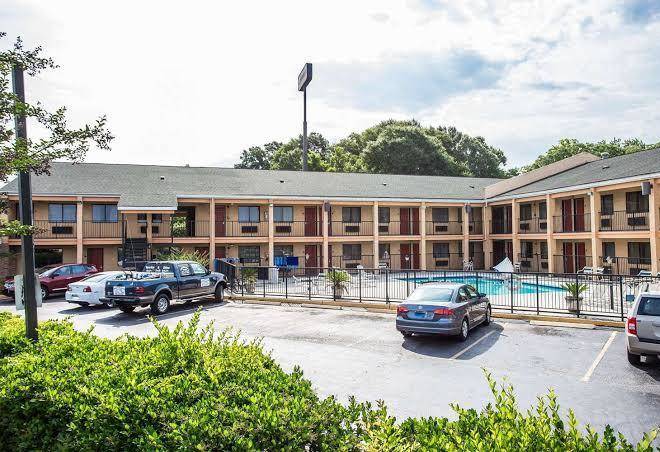 Rodeway Inn North Charleston Image