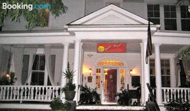 Inn upon moon river plantation
