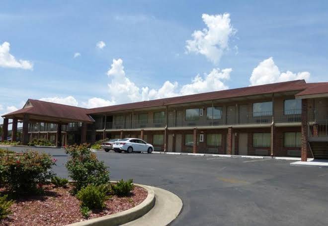 Red Roof Inn & Suites Cleveland Tn Image