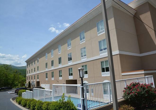 Holiday inn express & suites caryville