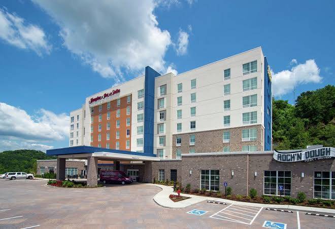 Hampton Inn & Suites Nashville North Skyline Image