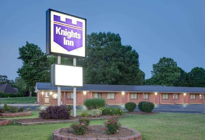 Knights inn paris