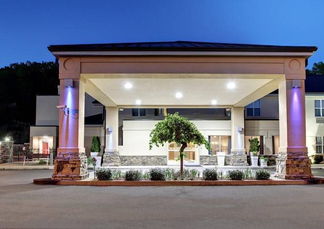 Holiday Inn Express Hurricane Mills Image