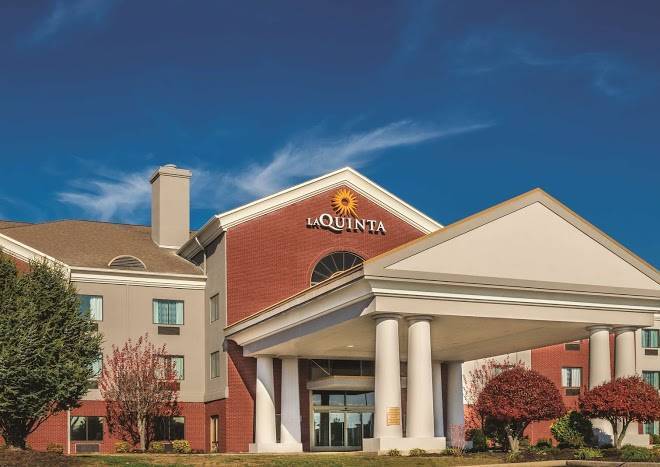 La Quinta Inn & Suites By Wyndham Loudon Image