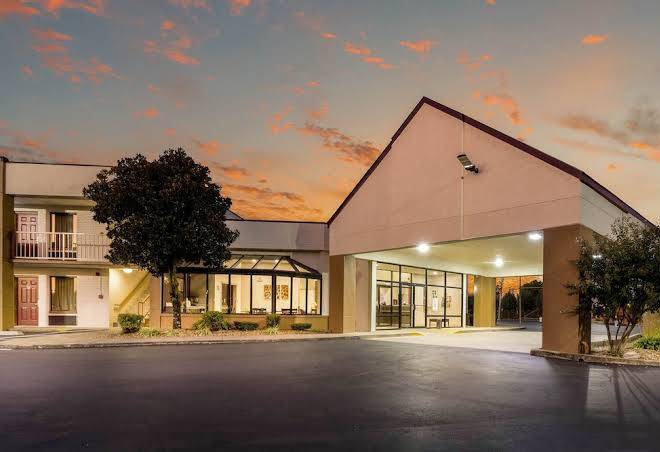 Red roof inn clarksville