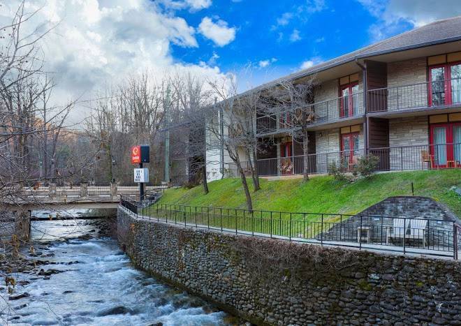 Econo lodge inn & suites on the river