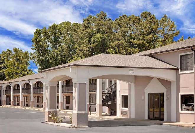 Days Inn By Wyndham Millington Image