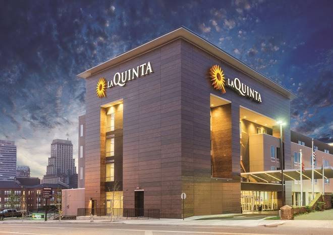 La Quinta Inn & Suites By Wyndham Memphis Downtown Image