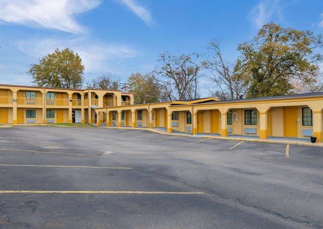 Super 8 by Wyndham Palestine TX