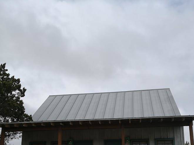 Hill country equestrian lodge