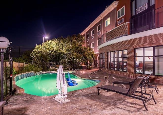 Holiday inn express & suites elgin