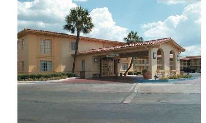 La Quinta Inn By Wyndham San Antonio South Park Image