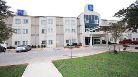 Motel 6 San Antonio Tx Airport Image