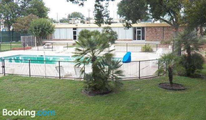 University inn college station