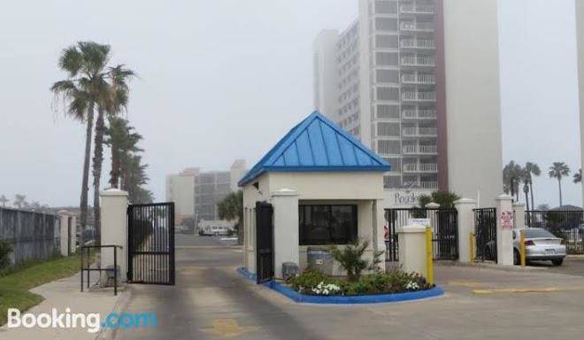 Royale Beach & Tennis Club Image