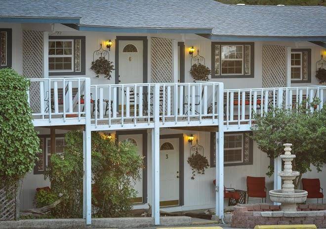 Holiday lodge on canyon lake