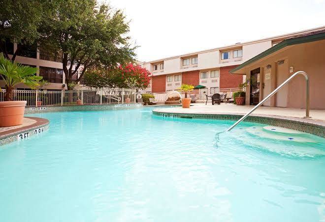 Crowne plaza dallas market center