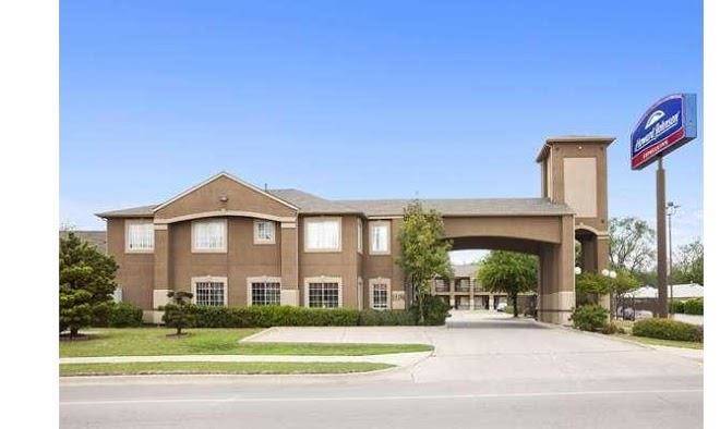 Howard Johnson By Wyndham Grand Prairie Near Lone Star Park Image