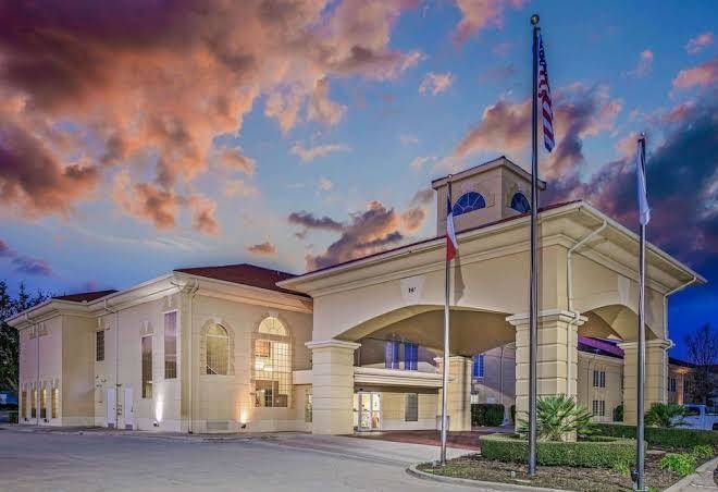 La Quinta Inn & Suites By Wyndham Dallas Las Colinas Image