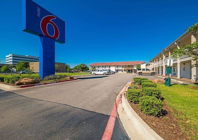 Motel 6 Dallas Tx Farmers Branch Image