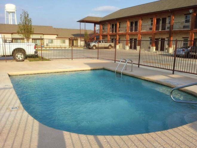 Pearsall inn & suites
