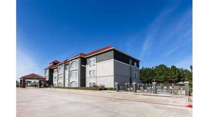 La Quinta Inn & Suites By Wyndham Lumberton Image