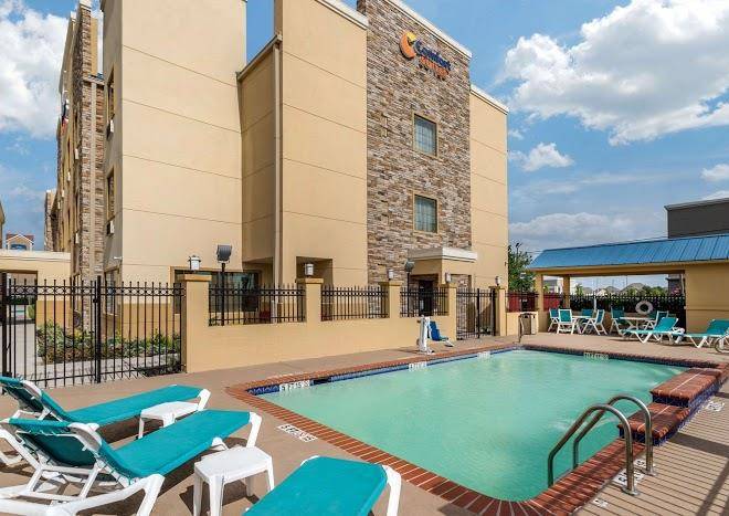 Comfort Suites Baytown I 10 Image