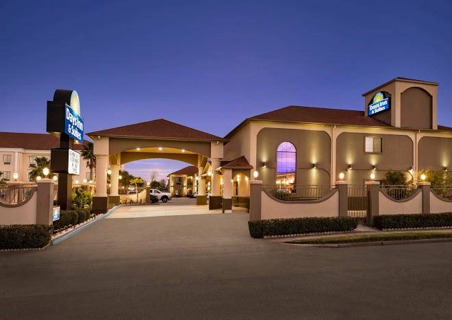 Days Inn & Suites By Wyndham Houston Hobby Airport Image