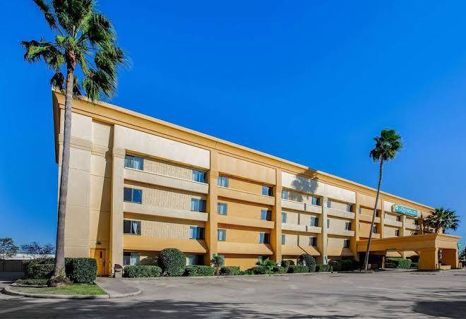 La Quinta Inn & Suites By Wyndham Houston Baytown East Image